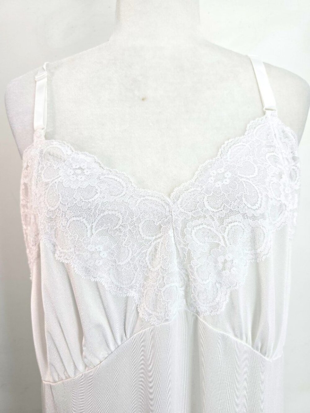 VTG Nylon Satin Chantilly Lace Floral Eggshell White Bridal Full Slip 44 - Picture 2 of 7